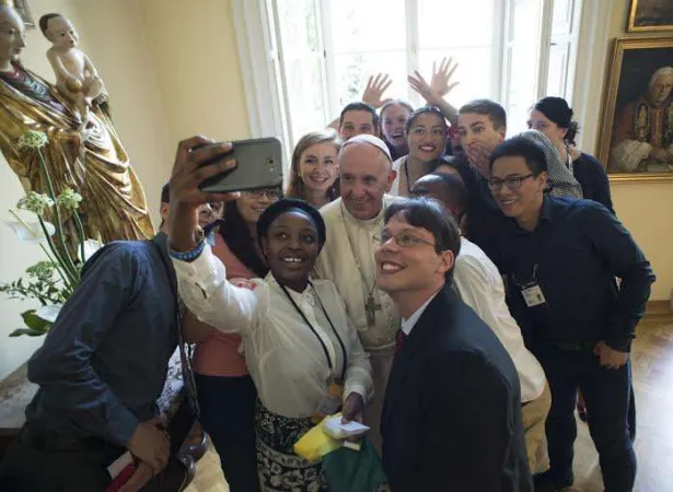 Papa Francesco fa un selfie con i giovani al termine del pranzo con loro durante la GMG 2016 | Vatican Media / ACI Group