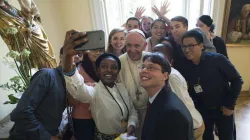 Papa Francesco fa un selfie con i giovani al termine del pranzo con loro durante la GMG 2016 / Vatican Media / ACI Group