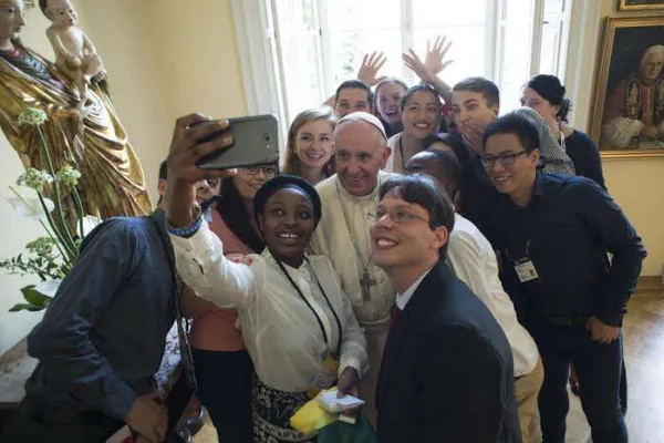 Papa Francesco fa un selfie con i giovani al termine del pranzo con loro durante la GMG 2016 / Vatican Media / ACI Group