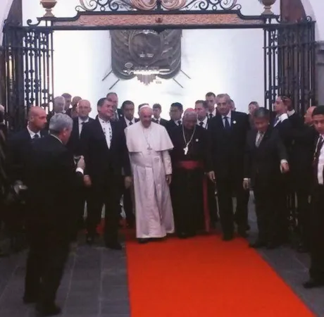 Papa Francesco e il presidente Correa | Papa Francesco e il presidente Correa entrano al Palazzo Presidenziale Candorcelet, Quito (Ecuador) 6 luglio 2015 | CTV