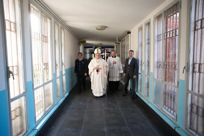 Papa Francesco durante la Messa per i detenuti nel carcere di Rebibbia, 2 aprile 2015  | L'Osservatore Romano / ACI Group