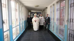 Papa Francesco durante la Messa per i detenuti nel carcere di Rebibbia, 2 aprile 2015  / L'Osservatore Romano / ACI Group