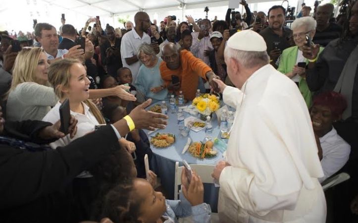 Papa Francesco e i senzatetto | Papa Francesco a Washington, durante l'incontro con i senzatetto, settembre 2015 | L'Osservatore Romano / ACI Group