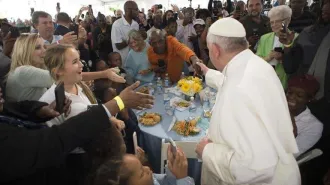 Il Papa: la carità si fa condivisione nell'Eucaristia