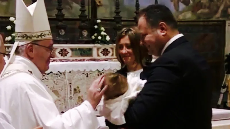 Papa Francesco, battesimi in Sistina | Papa Francesco segna i bambini da battezzare con la croce, all'inizio del Rito del Battesimo, 10 gennaio 2016 | CTV