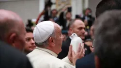 Papa Francesco con una colomba tra le mani, durante il viaggio in Turchia, Novembre 2014 / Daniel Ibáñez / CNA