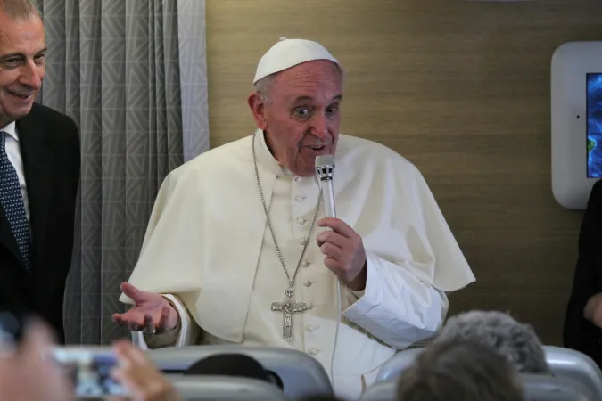 Papa Francesco tiene la conferenza stampa in aereo di ritorno da Bangui, 30 novembre 2015 | Martha Calderòn, inviata del gruppo ACI sul volo papale 