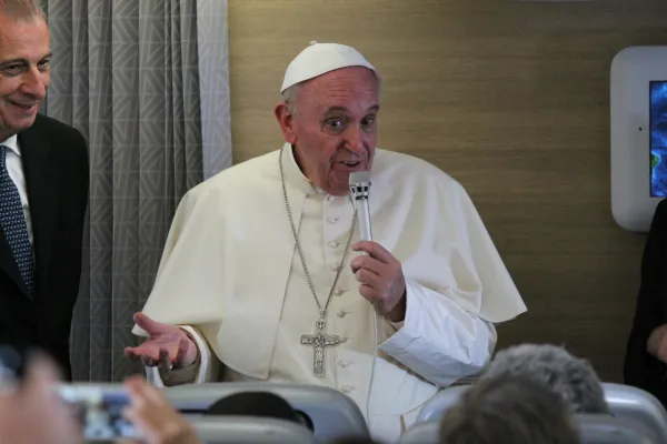 Papa Francesco tiene la conferenza stampa in aereo di ritorno da Bangui, 30 novembre 2015 / Martha Calderòn, inviata del gruppo ACI sul volo papale 