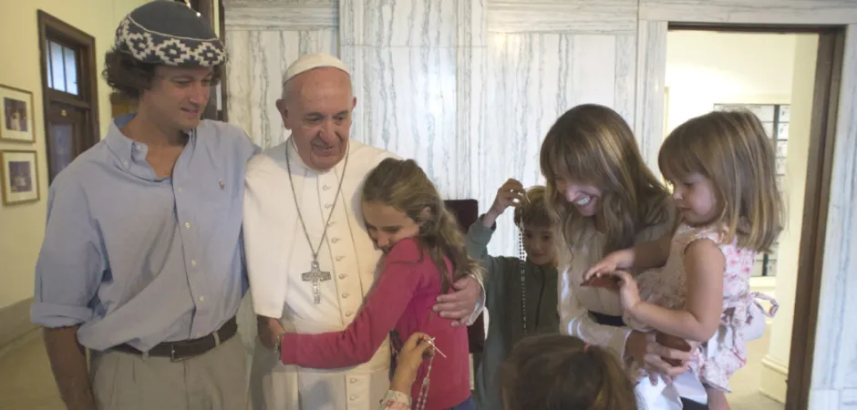 Papa Francesco con un famiglia |  | pd