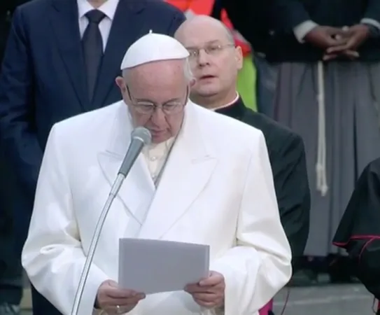 Papa Francesco a piazza di Spagna | Papa Francesco legge la preghiera alla Vergine | CTV