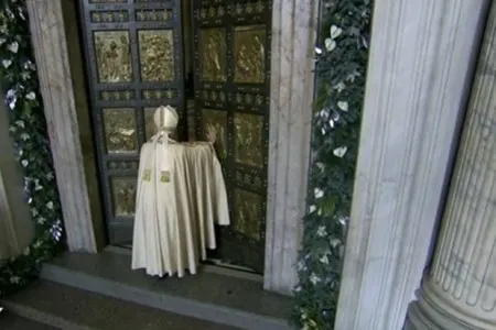 Papa Francesco apre la Porta Santa di San Pietro | CTV