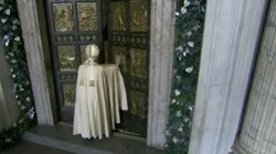 Papa Francesco apre la Porta Santa di San Pietro / CTV