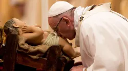 Papa Francesco bacia il Bambino Gesù nella Basilica di San Pietro. Foto:  / Foto: Daniel Ibáñez / ACI Stampa