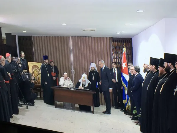 Papa Francesco e il Patriarca Kirill firmano la dichiarazione congiunta, La Habana, 12 febbraio 2016 | Alan Holdren / CNA 