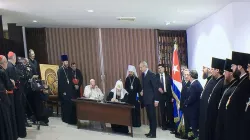 Papa Francesco e il Patriarca Kirill firmano la dichiarazione congiunta, La Habana, 12 febbraio 2016 / Alan Holdren / CNA 