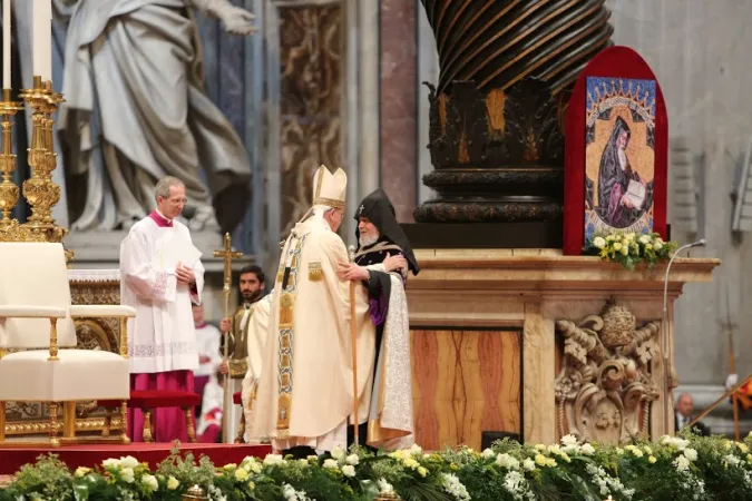 Papa Francesco abbraccia Karekin II |  | Petrik Bohumil - CNA