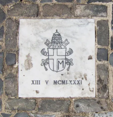 La mattonella in Piazza San Pietro |  | Wikipedia 