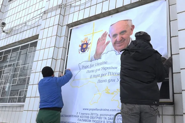 I manifesti dell'iniziativa "Papa per Ucraina" esposti in Ucraina / popeforukraine.ua.com