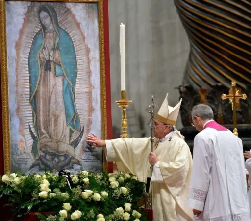 Papa Francesco prega davanti alla Madonna di Guadalupe Patrona dell' America Latina  |  | Aci Group