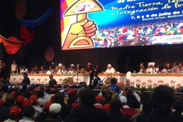 Papa  Francesco durante l'incontro con i movimenti popolari a Santa Cruz, Bolivia, 10 luglio 2015 / Alan Holdren  / CNA