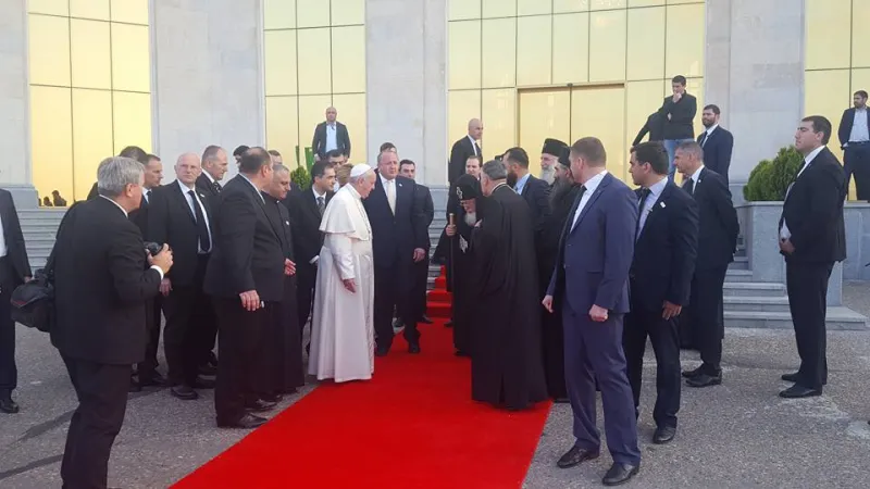 Papa Francesco e il Patriaca Ilia si salutano all'aeroporto di Tbilisi | Akaki Chelidze 