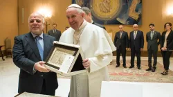 Papa Francesco con il Primo Ministro dell'Iraq Haydar al-Abadi, Studio dell'Aula Paolo VI, 10 febbraio 2016 / © L'Osservatore Romano Photo