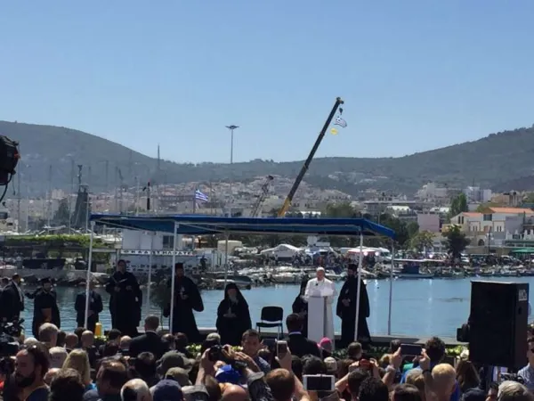 Papa Francesco a Lesbo | Papa Francesco parla a migranti e rifugiati al porto di Mitilene, sull'Isola di Lesbo, 16 aprile 2017 | Marco Mancini / ACI Stampa