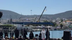 Papa Francesco parla a migranti e rifugiati al porto di Mitilene, sull'Isola di Lesbo, 16 aprile 2017 / Marco Mancini / ACI Stampa