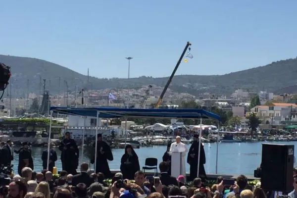 Papa Francesco parla a migranti e rifugiati al porto di Mitilene, sull'Isola di Lesbo, 16 aprile 2017 / Marco Mancini / ACI Stampa