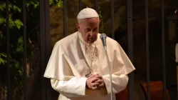 Papa Francesco in preghiera / Daniel Ibanez / ACI Group