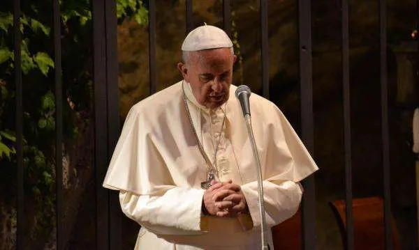 Il cordoglio di Papa Francesco | Una immagine del Papa in cordoglio | L'Osservatore Romano / ACI Group
