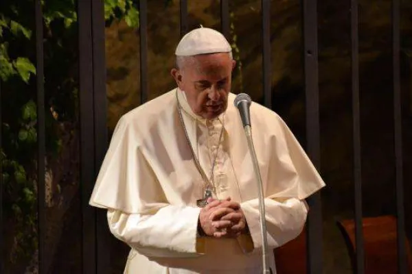 Una immagine del Papa in cordoglio / L'Osservatore Romano / ACI Group