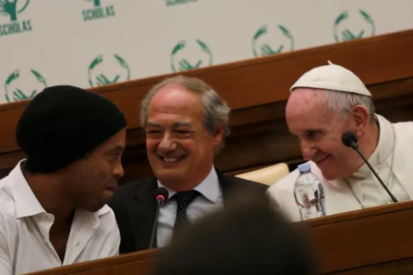 Papa Francesco chiacchiera con Ronaldinho durante l'incontro con Scholas Occurentes, Vaticano, Casina Pio IV, 3 febbraio 2016 / Daniel Ibanez / ACI Group