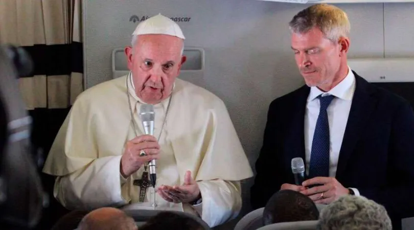 Papa Francesco in volo con i giornalisti | Edward Pentin / ACI