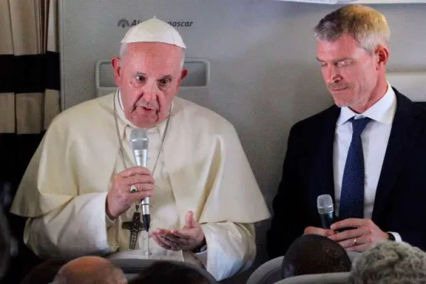 Papa Francesco in volo con i giornalisti / Edward Pentin / ACI