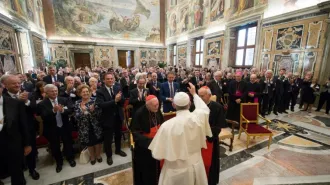 Papa Francesco: tragica e falsa la dicotomia tra etica e finanza 