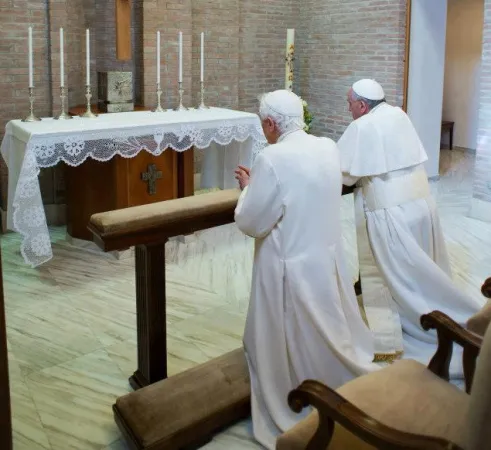 Papa Francesco e Papa Benedetto pregano insieme | Papa Francesco e Papa Benedetto pregano insieme | @Ossevatore Romano 
