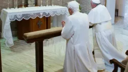 Papa Francesco e Papa Benedetto pregano insieme / @Ossevatore Romano 