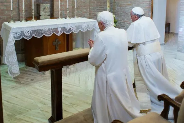 Papa Francesco e Papa Benedetto pregano insieme / @Ossevatore Romano 