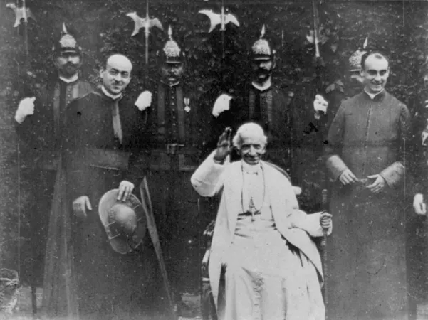 Fotogramma di Sua Santità papa Leone XIII, pellicola del 1896 che ritrae Leone XIII girata «da un operatore dei fratelli Lumière, nel 1896, una settim |  | Wikipedia 
