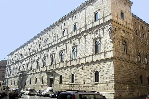 Il Palazzo della Cancelleria, sede della Pontificia Accademia di Teologia / Wikimedia Commons