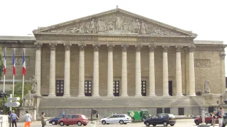 Legge bioetica in Francia, il no del Senato non basta. I vescovi: “Fermarsi a riflettere”