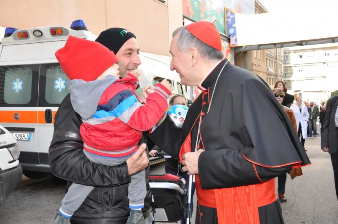 Il Cardinale Pietro Parolin, Segretario di Stato, durante una visita al Bambino Gesù | Ospedale Pediatrico Bambino Gesù