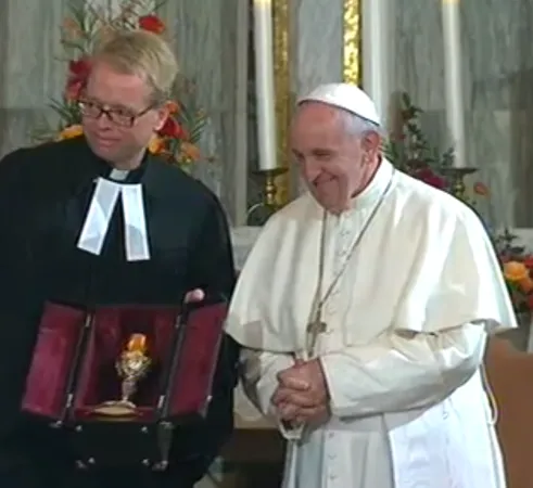 Visita di Papa Francesco alla Christuskirche | Dopo la celebrazione, il pastore Kruse mostra un dono portato da Papa Francesco | CTV