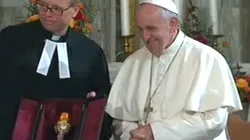 Dopo la celebrazione, il pastore Kruse mostra un dono portato da Papa Francesco / CTV