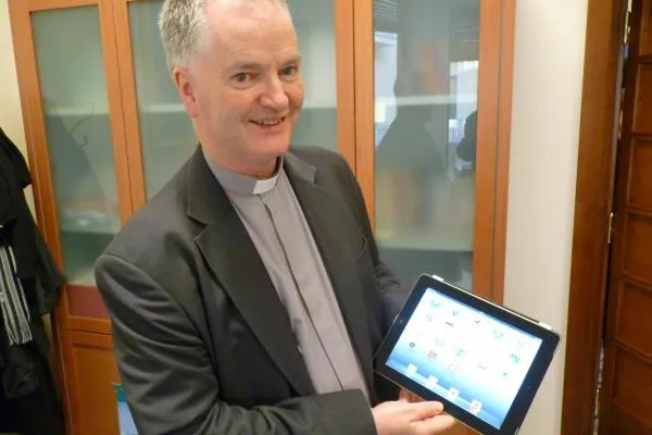 Monsignor Paul Tighe mostra il tablet con il quale, nel 2012, venne lanciato il primo tweet papale  / Alan Holdren / CNA