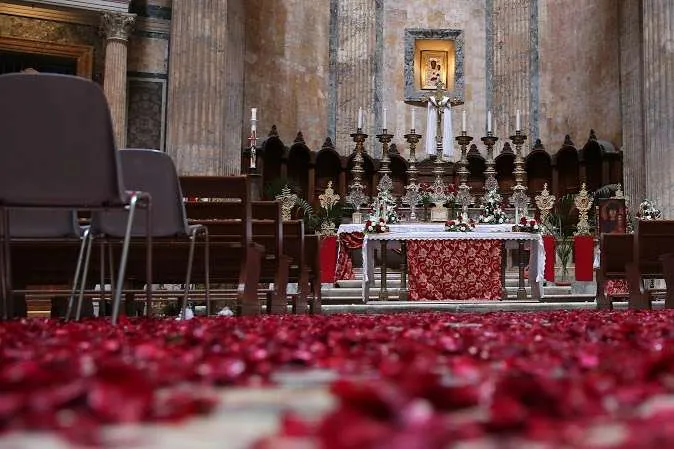 La pioggia di rose a Pentecoste al Pantheon  |  | Daniel Ibanez/ Aci Group