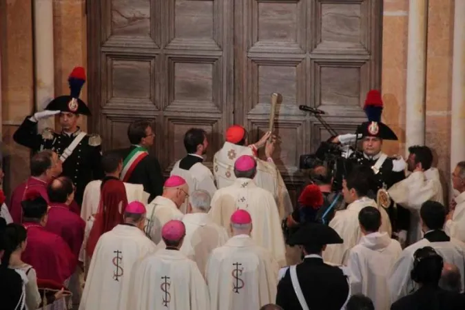L'apertura della Basilica di Santa Maria di Collemaggio all'Aquila durante una passata festa della perdonanza | perdonanza-celestiniana.it/Raniero Pizzi