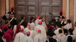 L'apertura della Basilica di Santa Maria di Collemaggio all'Aquila durante una passata festa della perdonanza / perdonanza-celestiniana.it/Raniero Pizzi
