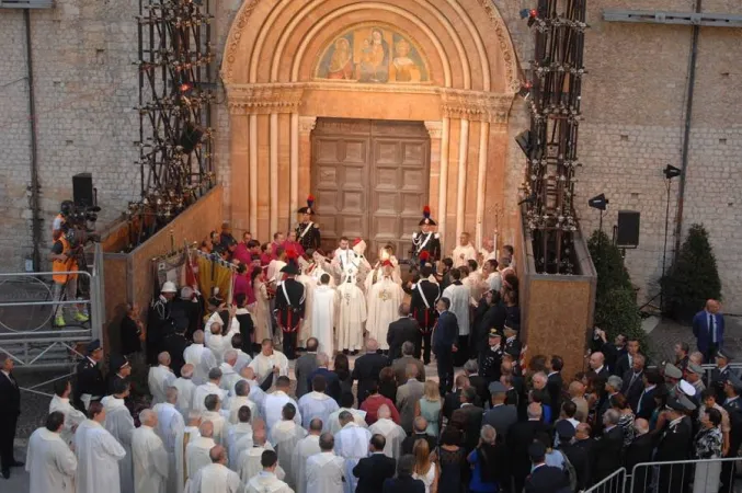 L'apertura della Basilica di Collemaggio per la Perdonanza Celestiniana | PD